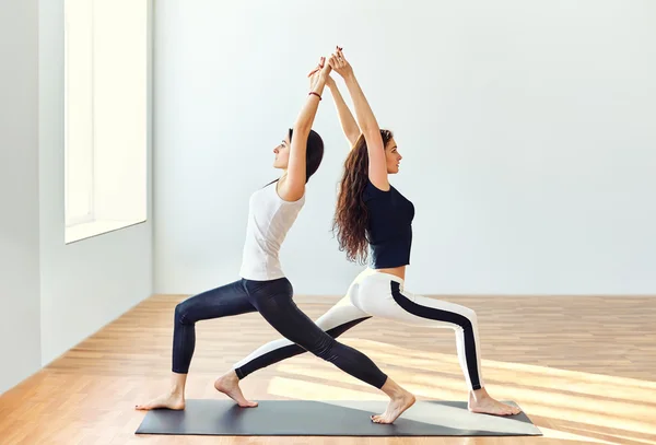 Mujeres jóvenes haciendo yoga — Foto de Stock