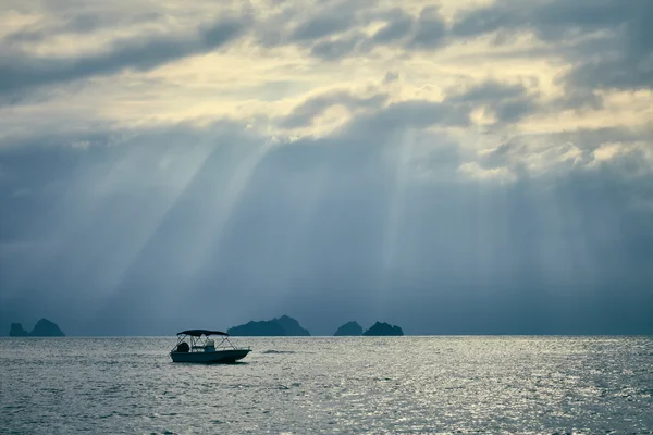 Cielo dramático sobre el mar —  Fotos de Stock