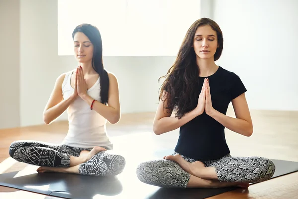 Frauen meditieren in Lotus-Pose — Stockfoto