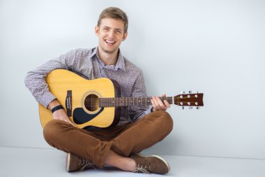 mutlu yakışıklı adam gitar çalmak