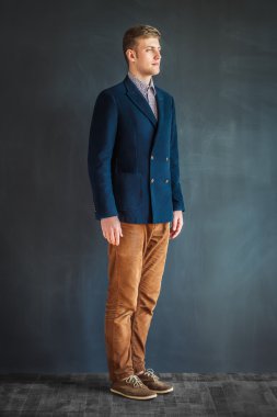 yakışıklı adam gri duvara karşı ayakta