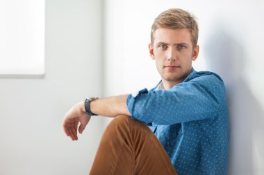 Ciddi yakışıklı katta oturan