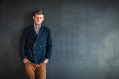 yakışıklı ciddi adam gri duvara karşı ayakta