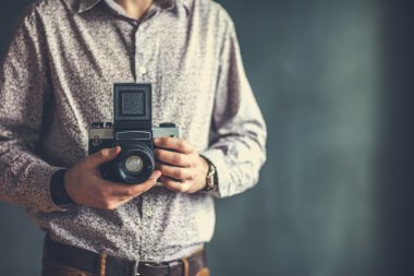 fotoğrafçı elinde eski orta format fotoğraf makinesi