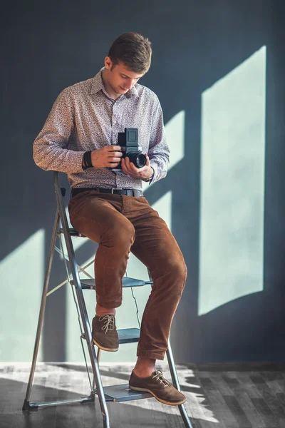 Pohledný muž s kamerou retro střední formát — Stock fotografie