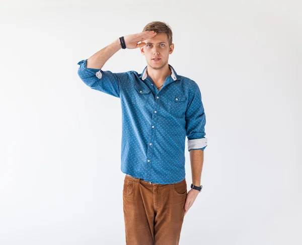 Retrato de un joven guapo saludando — Foto de Stock