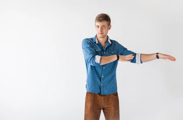 Engraçado bonito homem dançando — Fotografia de Stock