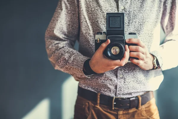 Gamla mellanformatskamera i fotograf händer — Stockfoto