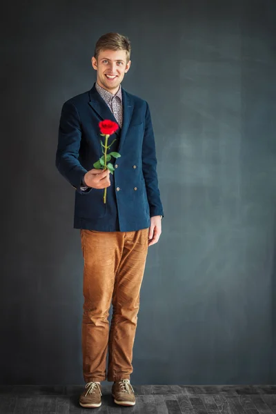 Hombre guapo feliz con rosa roja — Foto de Stock