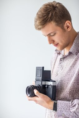 Adam ile eski orta format fotoğraf makinesi