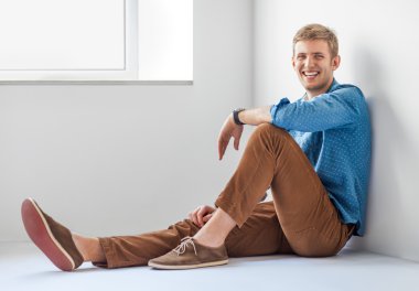 Studio katta oturan adam