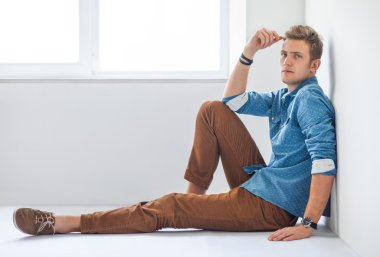 Ciddi adam katta oturan 