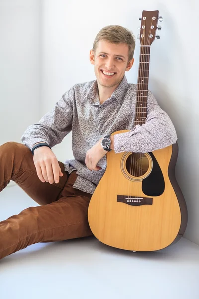 Handsome man with guitar — Stock Photo, Image