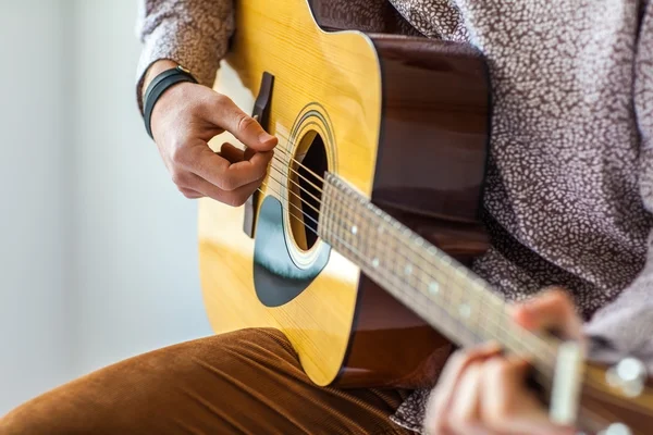 Ręce mężczyzny grające na gitarze akustycznej — Zdjęcie stockowe
