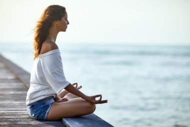 Lotus poz iskelede meditasyon kadın