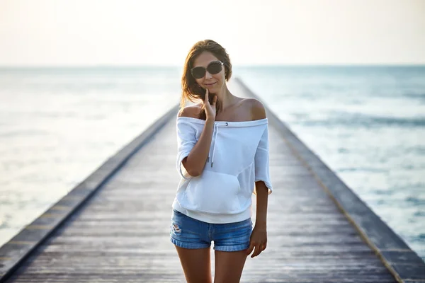 Mooie vrouw op pier — Stockfoto