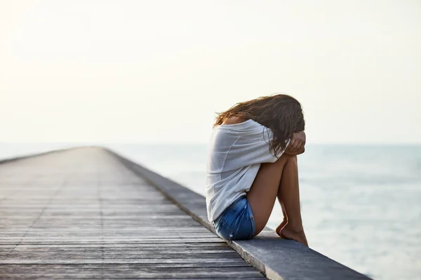 Triste mujer hermosa y solitaria en el muelle — Foto de Stock