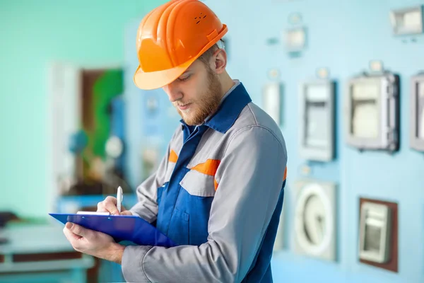 Engenheiro na sala de controle — Fotografia de Stock