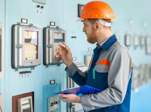 Engineer at control room — Stock Photo, Image