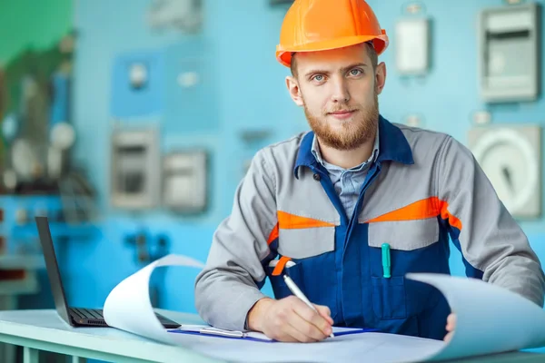 Engenheiro na sala de controle — Fotografia de Stock