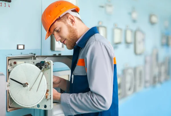 Engenheiro na sala de controle — Fotografia de Stock