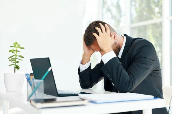 Stressad trött affärsman sitter vid skrivbordet i kreativa kontor — Stockfoto