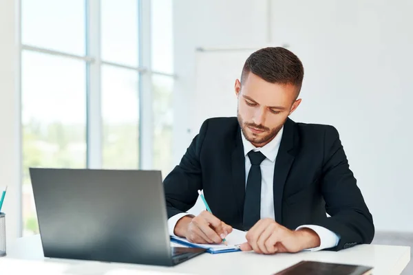 Zakenman ondertekent contract en werkt aan documenten op modern kantoor — Stockfoto