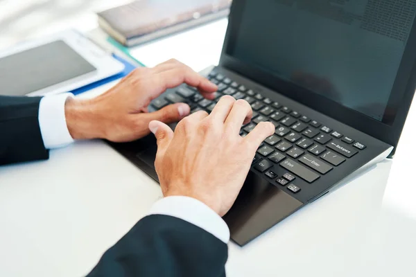 Mãos de homem de close-up digitando em um laptop — Fotografia de Stock
