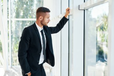 Modern yaratıcı ofisteki şık süitteki kendine güvenen iş adamının profil görüntüsü