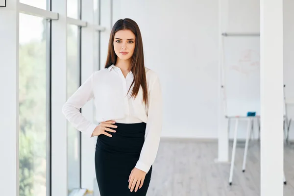 Mujer de negocios bastante segura posando en una oficina moderna con espacio para copiar — Foto de Stock