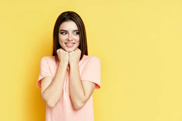 Retrato de tímido feliz animado fêmea no fundo amarelo com espaço de cópia — Fotografia de Stock