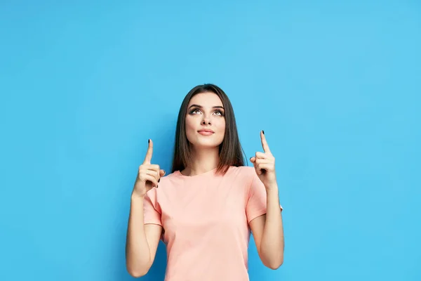 Vrij gelukkig vrouw wijzen haar vingers omhoog tonen lege kopieerruimte — Stockfoto