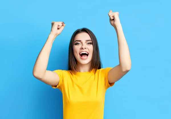 Heureuse jeune femme excitée célébrer le succès avec les mains en l'air — Photo