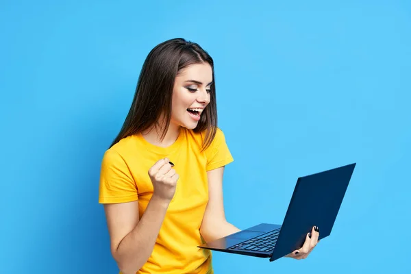 Verbazingwekkende mooie millennial hipster meisje blij om berichten te ontvangen op zoek naar op laptop — Stockfoto