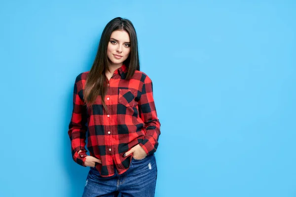 Retrato de bela menina alegre em casual no fundo azul com espaço de cópia — Fotografia de Stock