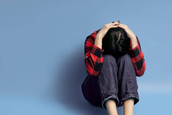 Deprimida jovem mulher sentada sozinha no chão — Fotografia de Stock