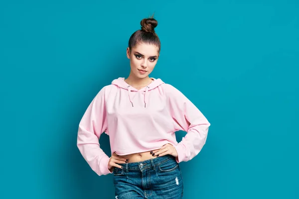 Retrato de una hermosa joven confiada en pose casual sobre fondo azul — Foto de Stock