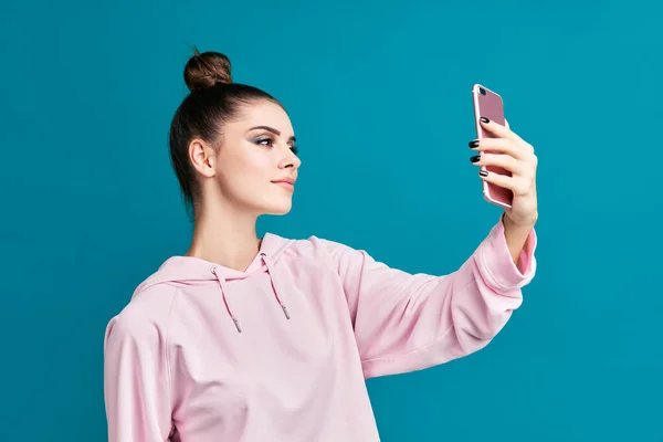 Retrato de una joven hipster milenaria tomando selfie — Foto de Stock