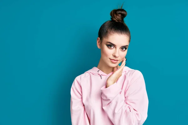 Retrato de jovem mulher bonita com pele lisa perfeita — Fotografia de Stock