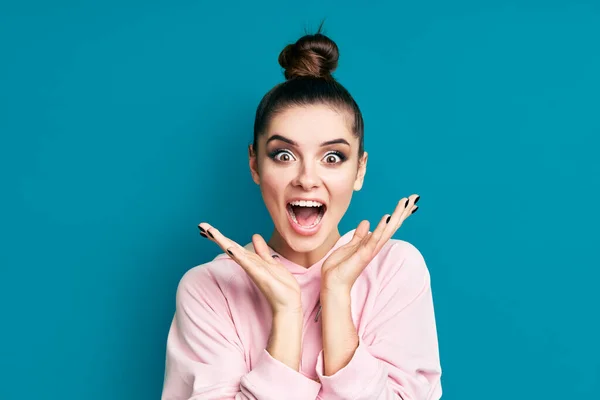 Portret van een verraste vrolijke vrouw op de blauwe achtergrond. Wow concept — Stockfoto