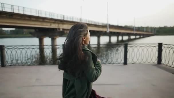 Perfil vista de bastante asiático mujer corriendo al aire libre en río terraplén — Vídeo de stock