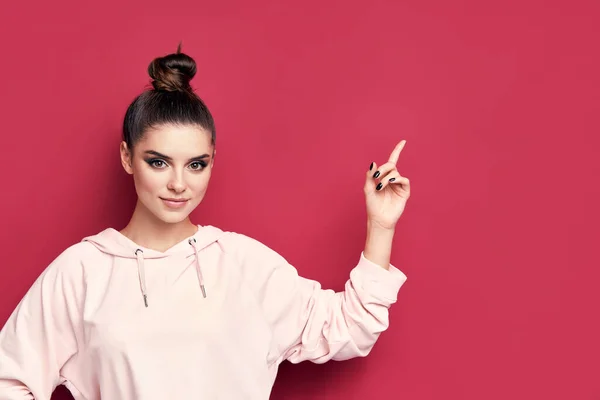 Jovem mulher da moda apontando o dedo para copiar espaço apresentando produto — Fotografia de Stock