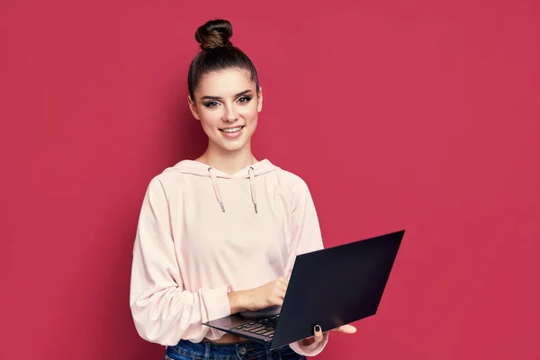 Portret van jonge gelukkige vrouw werken op laptop en op zoek lachend naar camera — Stockfoto