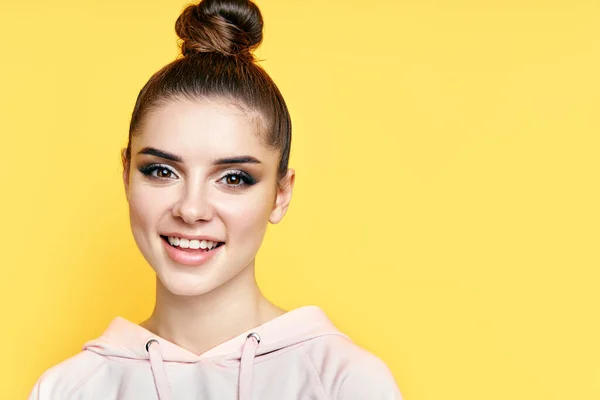 Retrato de headshot da jovem mulher feliz sorrindo e olha para a câmera com espaço de cópia — Fotografia de Stock