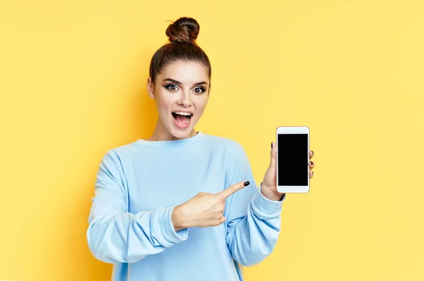 Opgewonden schreeuwende vrouw wijzend haar vinger naar mobiele telefoon — Stockfoto