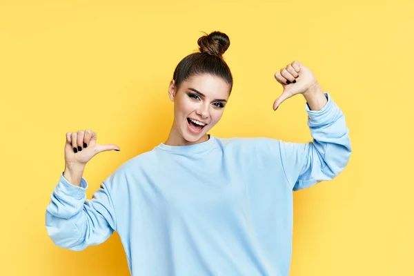 Jovem feliz wman apontando para si mesma isolado sobre amarelo fundo — Fotografia de Stock