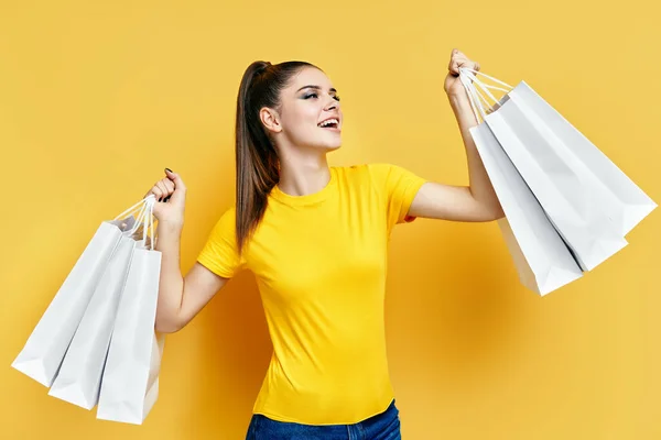 Feliz mujer adicta a las compras emocionada con bolsas de compras en las manos disfrutar de sus compras —  Fotos de Stock