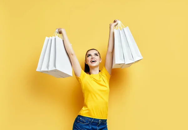 Feliz mujer adicta a las compras emocionada con bolsas de compras en las manos disfrutar de sus compras —  Fotos de Stock
