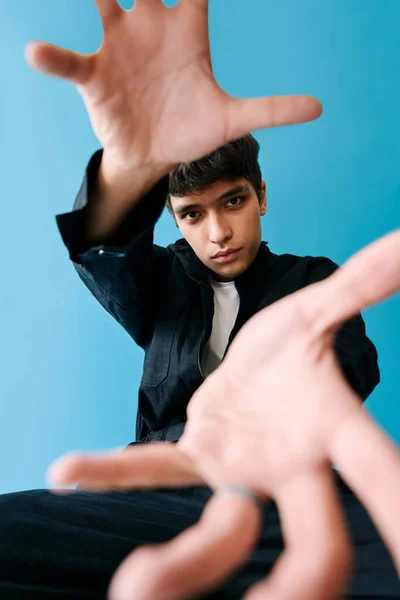 Jovem elegante atraente estendendo as mãos para a câmera — Fotografia de Stock