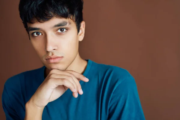 Primer plano retrato del joven hombre reflexivo sobre fondo blanco —  Fotos de Stock